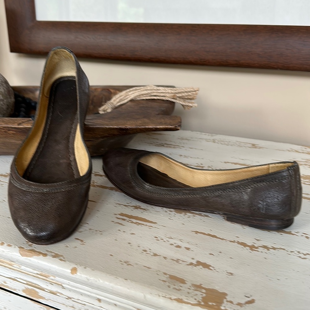 EUC Frye Carson Flats Size 8